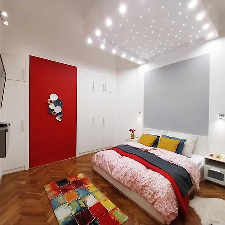 King Bed & Cozy Lighting, Free Wifi In
