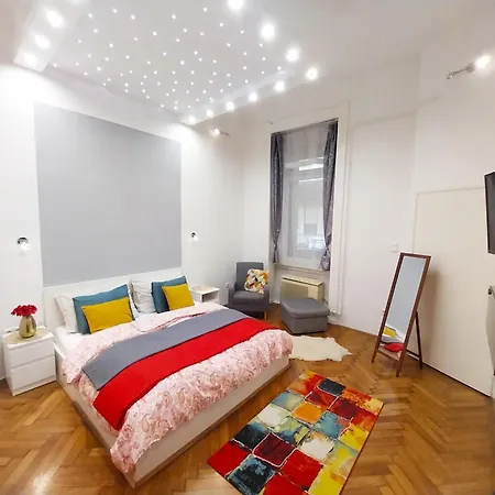King Bed & Cozy Lighting, Free Wifi In ブダペスト