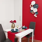 Cozy Design In Center Near New York Cafe